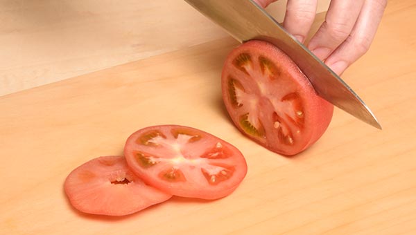 トマトを横にして切る輪切り トマトを横にして切る輪切り
