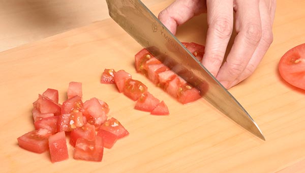 輪切りにしたトマトを1cm四方くらいに切る角切り 輪切りにしたトマトを1cm四方くらいに切る角切り