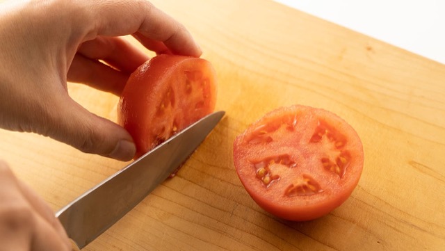 生トマトからつくるトマトソース《トマトをざく切りに》