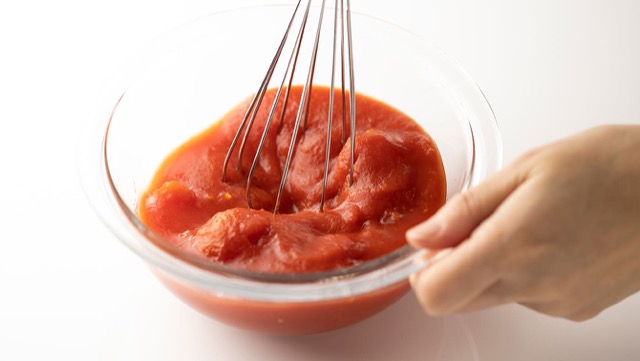 トマト缶からつくるトマトソース《トマト缶を加えて固形部分を潰す》