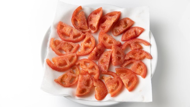 ドライトマトの作り方＜電子レンジ編＞：半分にカットしたトマトを耐熱皿にのせ塩をふる