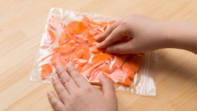 にんじんの冷凍保存法：使いやすい形に切ってから、保存袋に入れて冷凍
