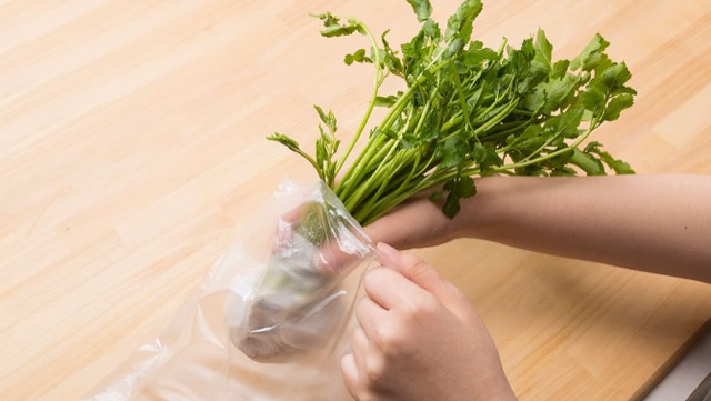 セリの保存：湿らせたキッチンペーパーで根元を包、ポリ袋に入れて、冷蔵庫の野菜室に立てて保存