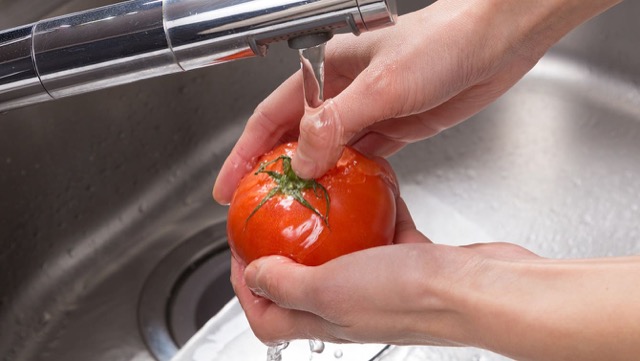きゅうり・トマトの洗い方：いぼやヘタの周りを指先でしっかり洗う