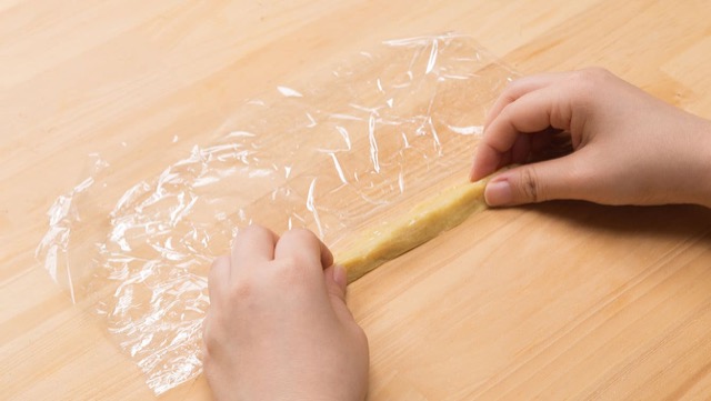 すりおろしたショウガは、棒状にして冷凍すれば、使う分だけ折って取り出せるので便利