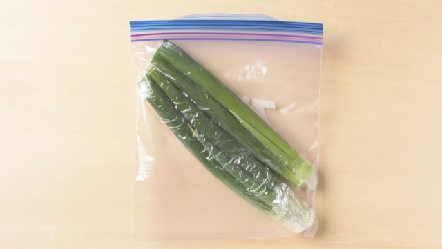  長ネギの冷凍保存（緑の部分）：全体をラップに包み、生のまま冷凍保存用袋に入れて冷凍