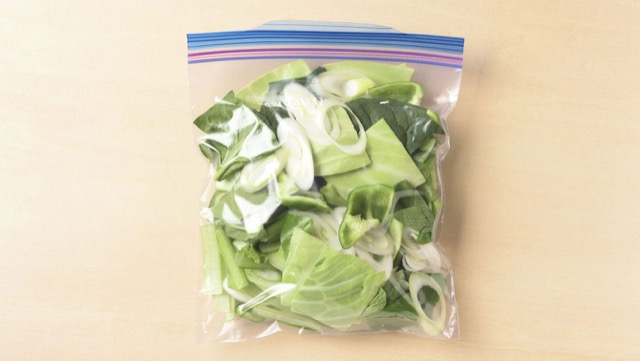 ミックス野菜の冷凍保存：葉野菜は一口大に、長ネギは斜め薄切りにし、1回の調理で使う量を冷凍用保存袋に入れて冷凍