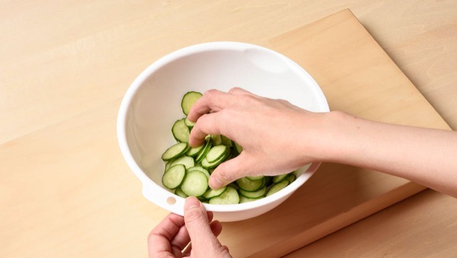 きゅうりの冷凍保存:きゅうりをボウルに入れて塩もみ きゅうりの冷凍保存:きゅうりをボウルに入れて塩もみ