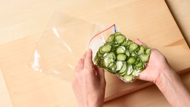 きゅうりの冷凍保存:ラップしたきゅうりを、冷凍用保存袋に入れて冷凍 きゅうりの冷凍保存:ラップしたきゅうりを、冷凍用保存袋に入れて冷凍