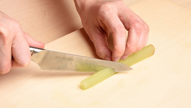葉柄の切り方：斜め切りにすることで断面が大きくなり、味がしみ込みやすくなります