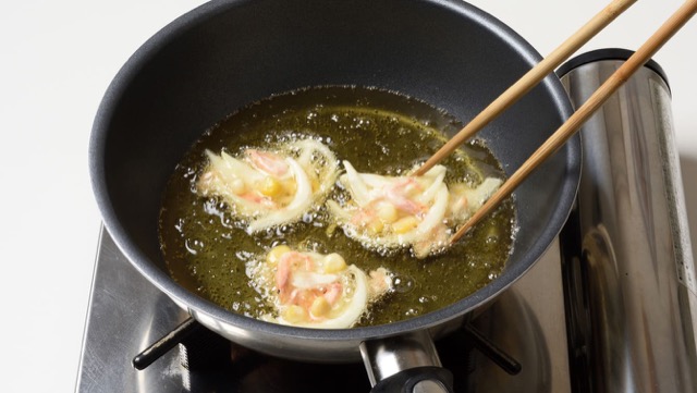 とうもろこしとタマネギ、桜エビの揚げ焼きのレシピ