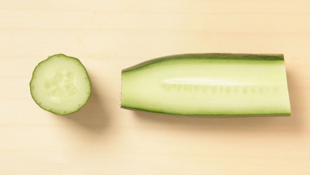 野菜は繊維に平行に切ると歯ごたえがあり、直角に切ると噛み切りやすい