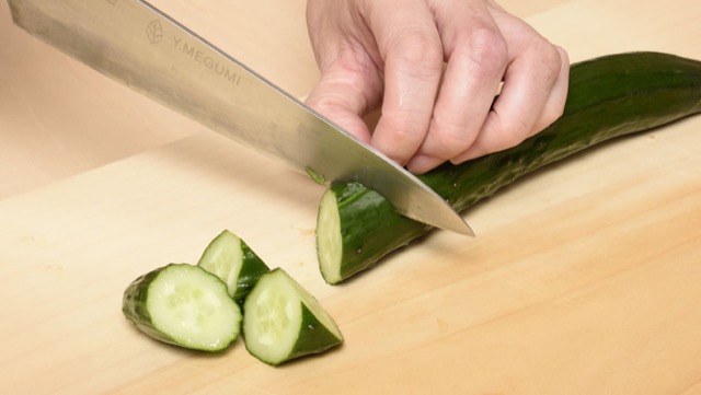 乱切り：斜めに包丁を入れて、手前に90度回しながら切る。炒めものなどに
