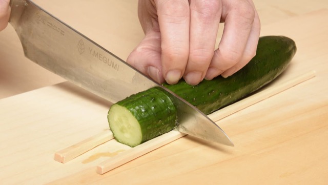 蛇腹切り1：2本の割り箸で挟むようにきゅうりを置き、割り箸にあたるまで包丁を入れる