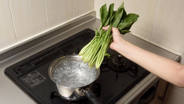 熱湯で茹でる野菜の茹で方1：たっぷりの熱湯に葉菜などを茎から入れ、10秒ほどたったら葉も入れ、約1分であげる