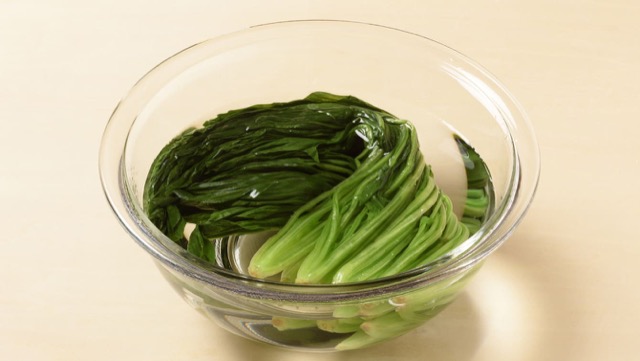熱湯で茹でる野菜の茹で方2：茹で上がったら、すぐに冷水で冷やして水を絞る