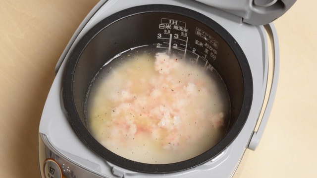 レタスチャーハンの作り方2：洗ってザルにあげておいた米、水、調味料を炊飯器に入れて炊く