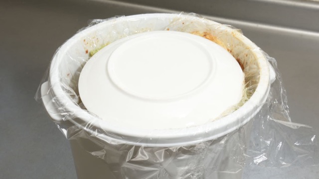 作り方6：容器に隙間なく詰めて皿で落し蓋をし、ラップで密封した後、冷蔵庫に入れる