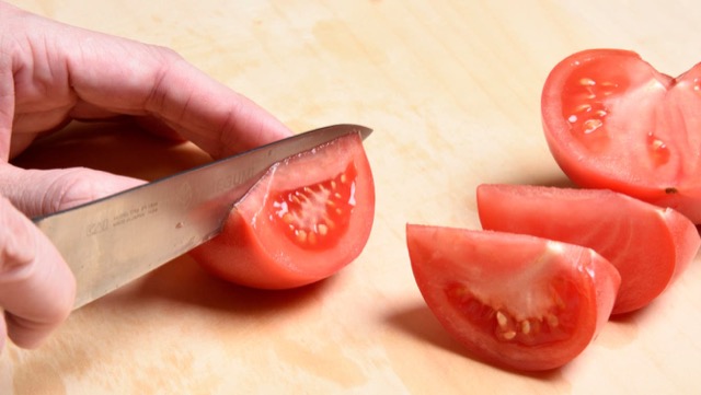トマトのチューリップ切り1：先端がしっかりと尖るように8等分する
