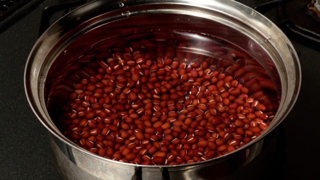 小豆の分量の4～5倍の水を鍋に入れて煮る