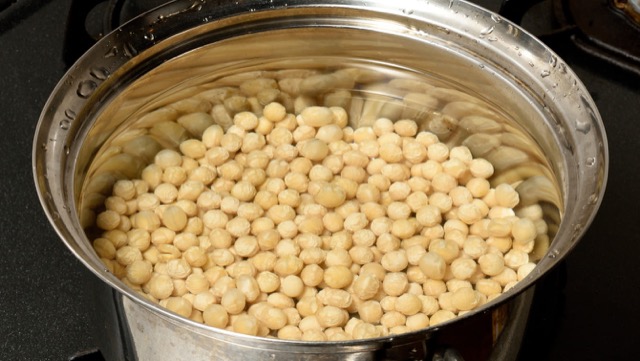 大豆の分量の4～5倍の、50～70℃のお湯に5時間ほど浸す