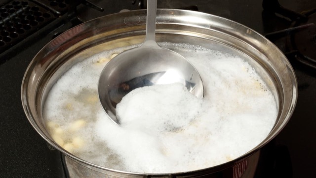 厚手の鍋に移して煮立ったら差し水をし、あくをとりながら煮る