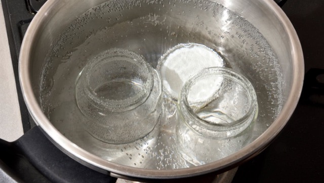 鍋にお湯、保存容器とふたを入れて煮沸する