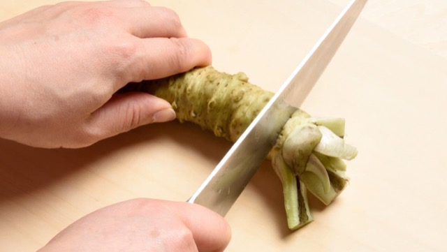 おろし方1：茎の部分を包丁で切り離してよく洗う
