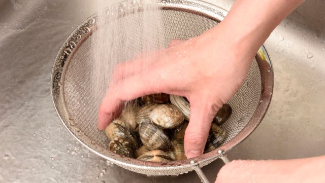 アサリを水洗いしてザルに取る