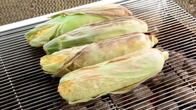 とうもろこしは皮ごと焼いて蒸し焼きに