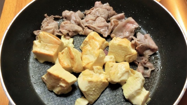 フライパンで豚肉を炒めたら豆腐を割り入れ、焼くように炒める