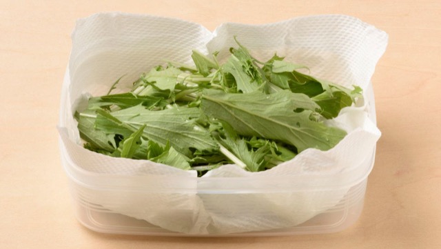 水菜は切ってキッチンペーパーを敷いた保存容器に入れ、冷蔵室で保存 水菜は切ってキッチンペーパーを敷いた保存容器に入れ、冷蔵室で保存
