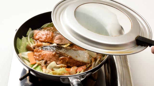 野菜をさっと炒めたあと鮭と調味料を入れ、蓋をして蒸し焼きに