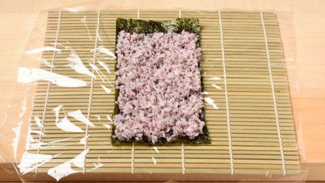 すだれと海苔に紫色の酢飯を広げた様子