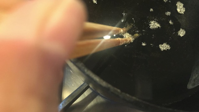 油を熱した鍋の底に箸をつけ、小さな泡が出たら160～170℃の目安