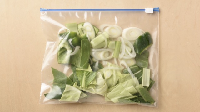 切った葉野菜を混ぜ、1回分ごとに冷凍用保存袋に入れる