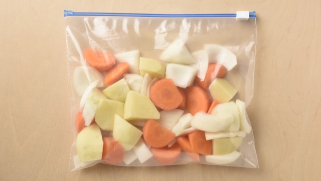 一口大に切った実野菜を混ぜ、1回に使う分量ごとに冷凍用保存袋に入れる