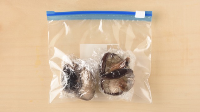 戻した干し椎茸は、使う量に分けて冷凍保存