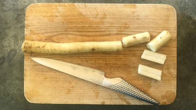 ごぼうは3～5cm長さに切って縦半分にする