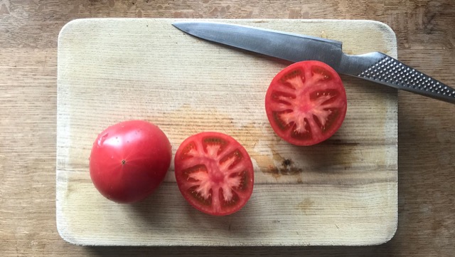 トマトはよく洗い、横半分に切る