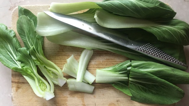 チンゲン菜は3cmほどの長さに切り、太い茎は縦半分に