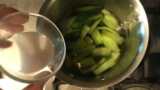 鍋の火を止めてから水溶き片栗粉を加える