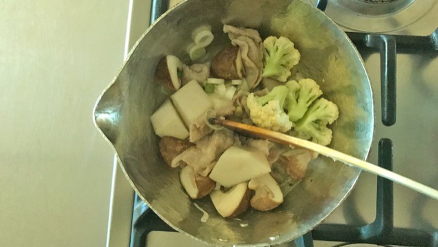 豚バラ肉と野菜を炒める