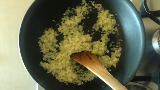 フライパンに米を加えて透明になるまで炒める