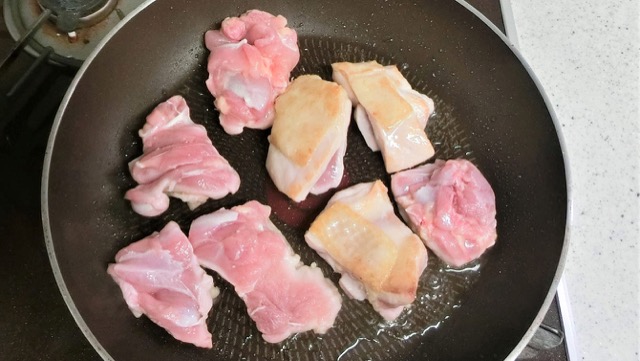 鶏肉は皮目から入れ、焼き色が両面につくまで焼く