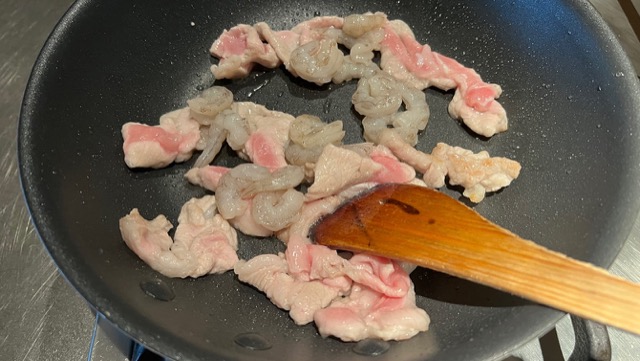 肉を炒め、むき海老を加えていったん取り出す