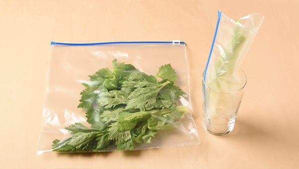 葉と茎をそれぞれ保存袋に入れて立てて冷蔵