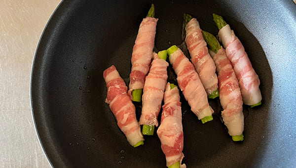 フライパンに豚肉の巻き終わりを下にして置き、焼く