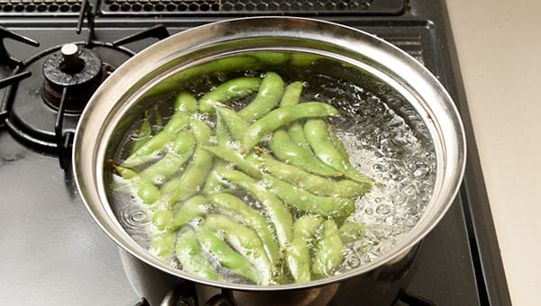 枝豆をさや付きのままかために茹でる