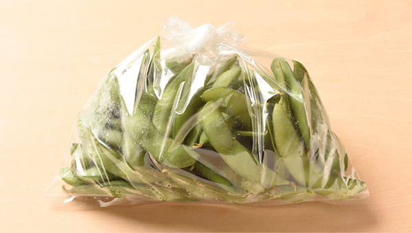 枝豆を保存袋にいれて冷蔵庫で保存